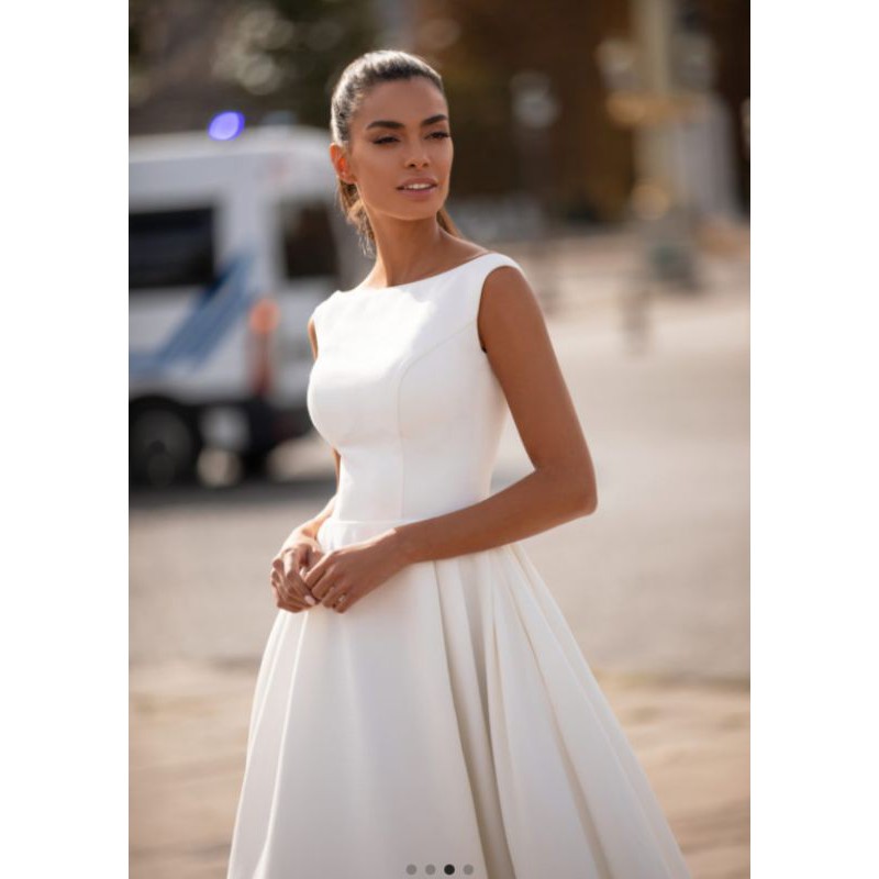 Váy cưới satin cô dâu tay dài hở lưng đính cúc bọc theo vải