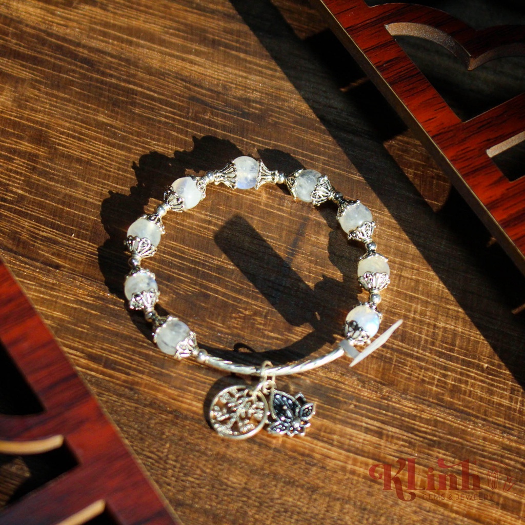 Lắc tay bạc đá Moonstone cho các bạn nữ thuộc mệnh Kim - Thuỷ, viên đá của nhân duyên - đem lại may mắn - bình an