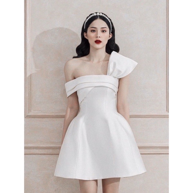 Đầm lệch vai che khuyết điểm vải Tafta