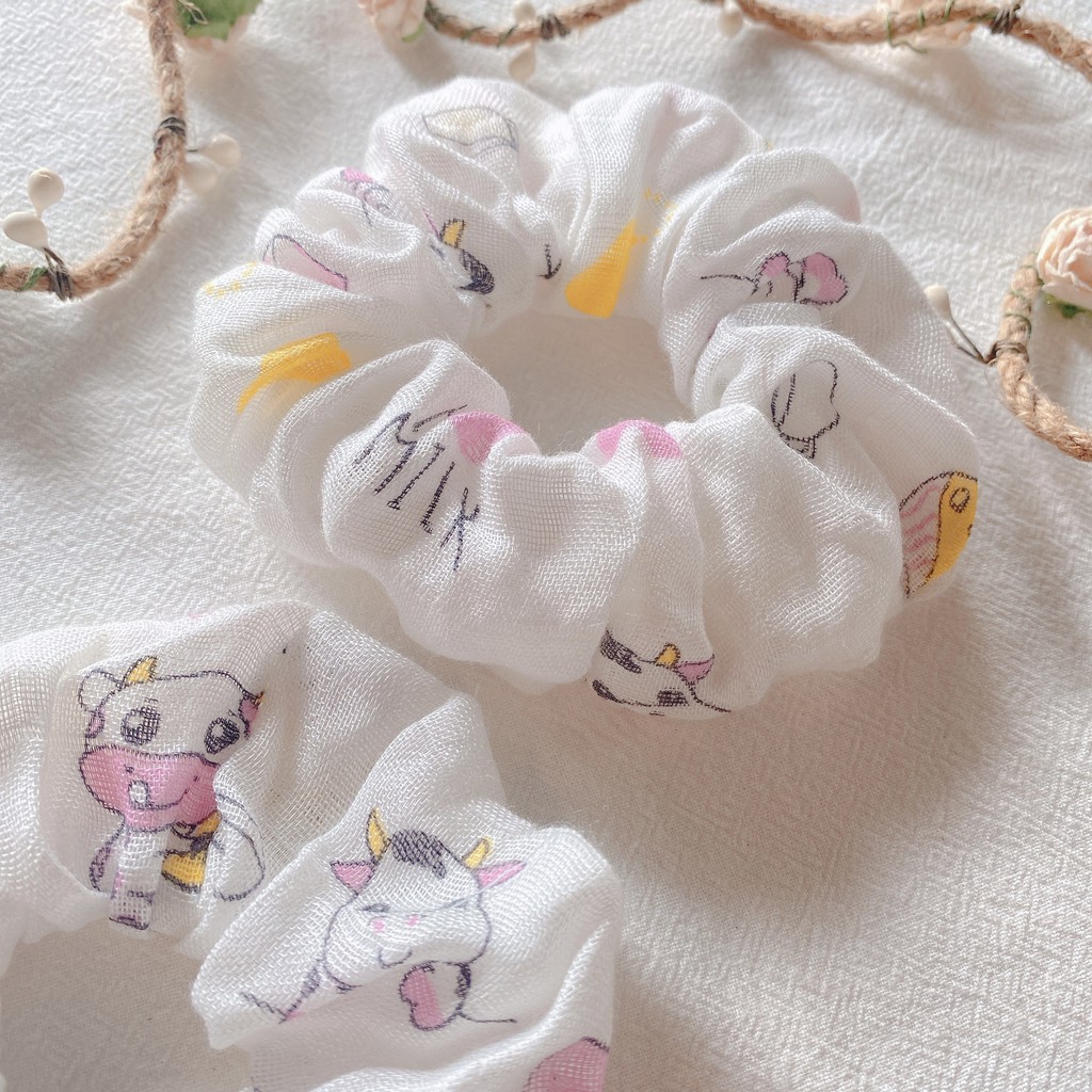 Cột tóc scrunchies họa tiết bò sữa vải đũi mềm ( màu trắng và hồng )