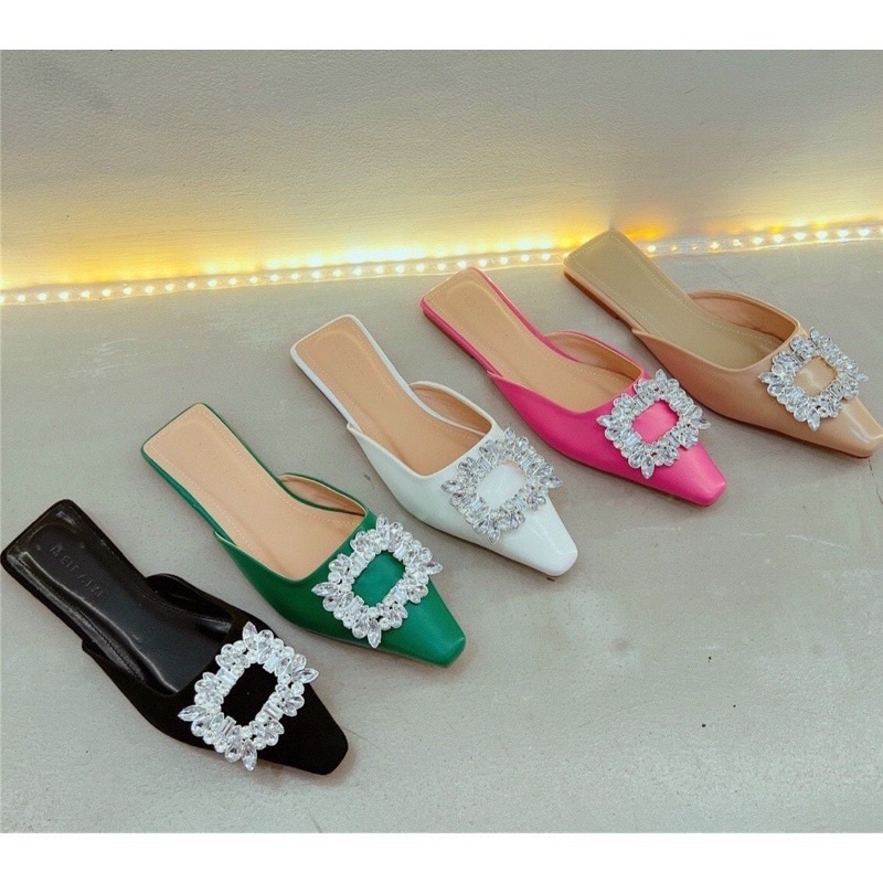 Giày sục mũi vuông khoá đá vuông siêu sáng chất da xịn xinh xắn hót tread tiện lợi dễ phối đồ.