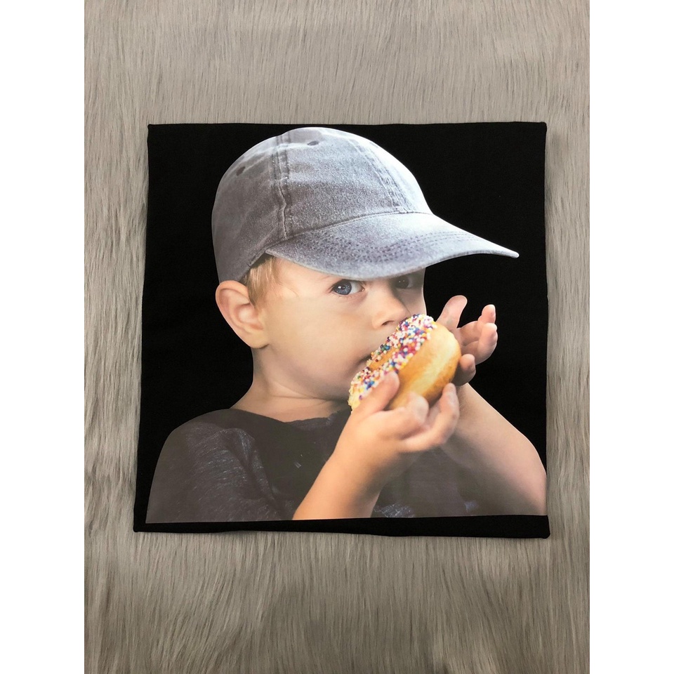 (Tqxk 1:1) Áo thun in Hình bé đội mũ, Full-túi-zip, mã-Q//R-code, tag-mac-logo Size 1 và 2 ( 48-90kg)