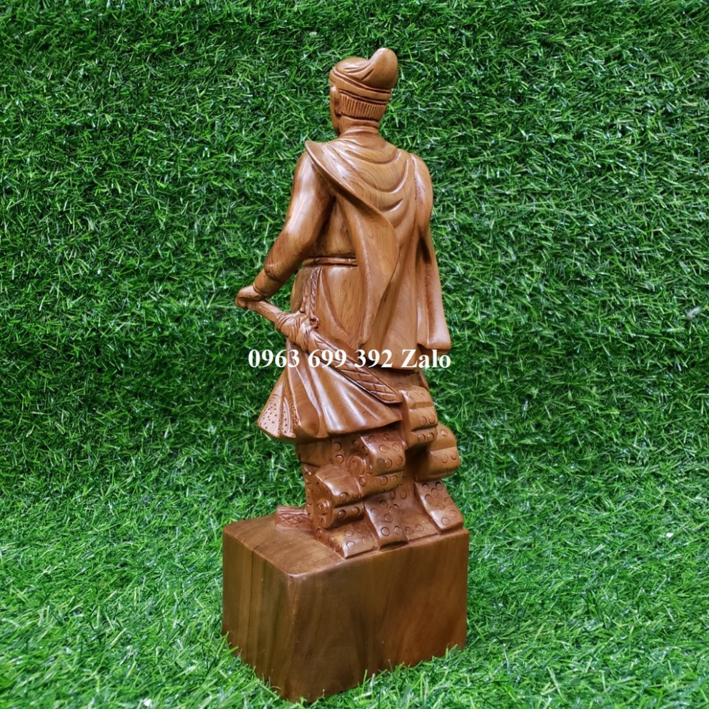 Tượng Quốc công tiết chế hưng đạo vương Trần Quốc Tuấn