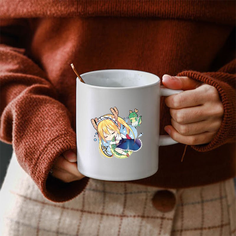 Cốc sứ trắng in hình  Kobayashi-san Chi no Maid Dragon CÔ HẦU GÁI RỒNG