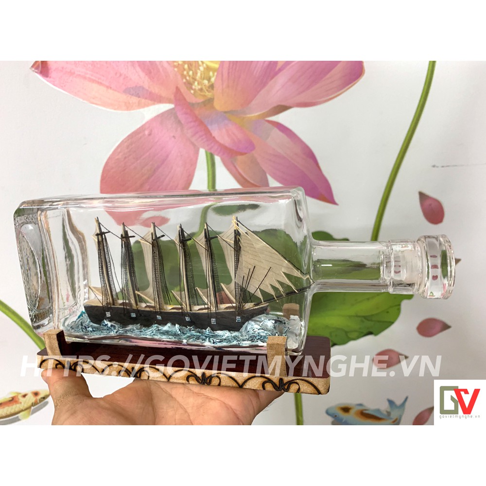 Mô hình thuyền gỗ trong chai thủy tinh kèm tiểu cảnh sóng biển - Dài 25cm
