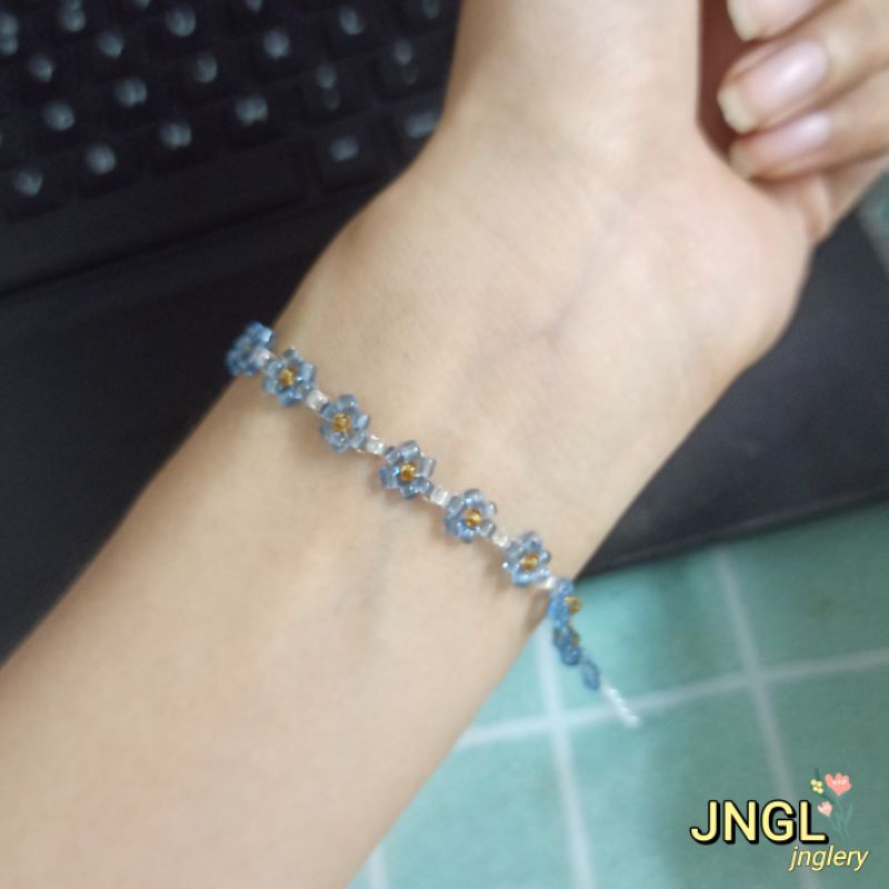 Vòng tay hạt cườm handmade kết hoa nhí màu xanh biển mã TK505