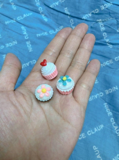 Bánh cupcake nhiều màu charm slime