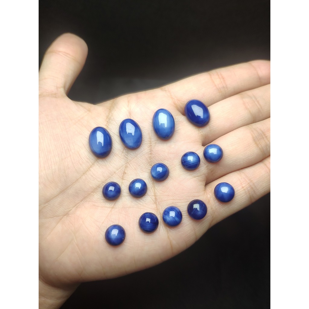 viên đá  xanh qua xử lý nguyên khối, loại hạt lớn, được dùng làm nhẫn hoặc mặt dây chuyền tùy thích