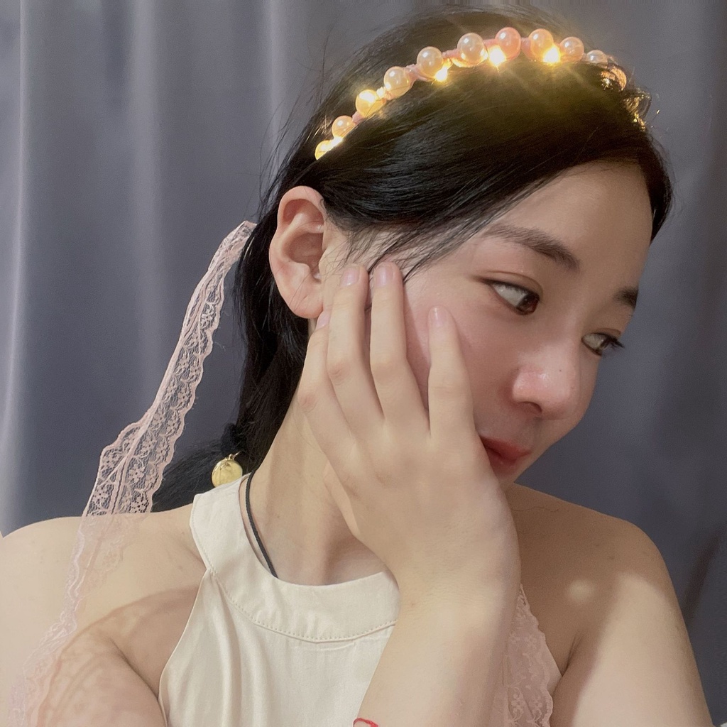 Băng đô cài tóc co giãn đính ngọc trai có đèn LED nhiều màu chống trượt phong cách Hàn Quốc cho nữ