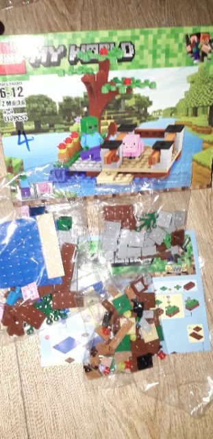 Lắp ráp 1 hộp LegoMineCraff MyWord 636 có trên 100 chi tiết bằng nhựa ABS
