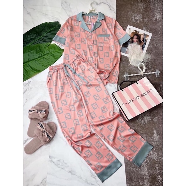 Pyjama lụa Vic cao cấp xịn sò kèm túi giấy hãng sản xuất trên nền vải lụa đắt nhất