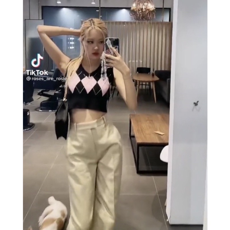 Áo Gile len kẻ ô quả trám giống Rosé BLACKPINK & Miyeon GIDLE