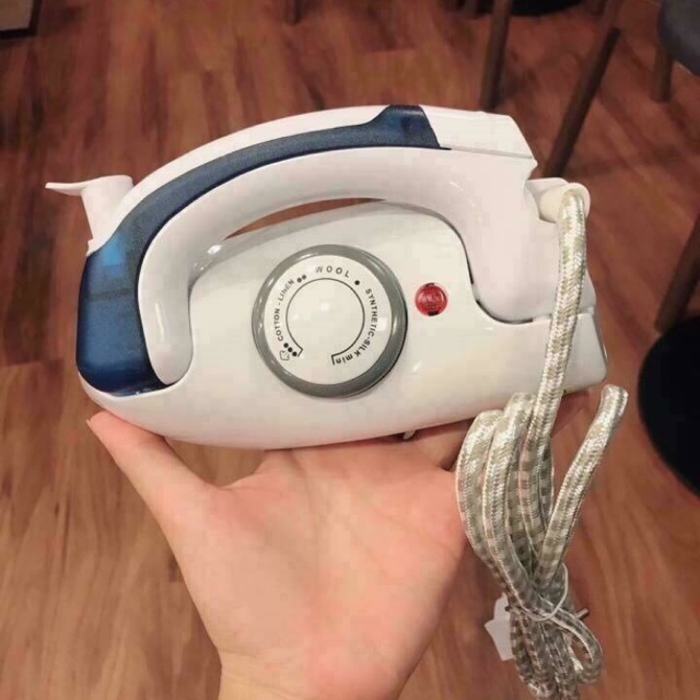 Bàn là mini cầm tay