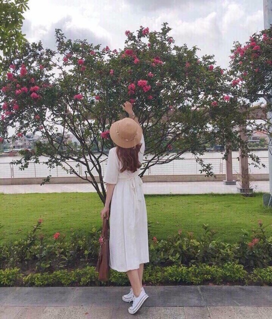 Maxi trắng đính nút đen cột lưng | BigBuy360 - bigbuy360.vn