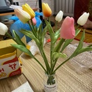 Shop giao hàng nhanh, đóng gói sản phẩm chắc chắn vải để bàn đẹp lắm nha, hoa tu lip này làm bằng nhựa sờ lên mềm mịn lắm luôn, trời ơi ta nói nó xinh xỉu lun, rất đáng mua, sẽ ủng hộ shop nua ak