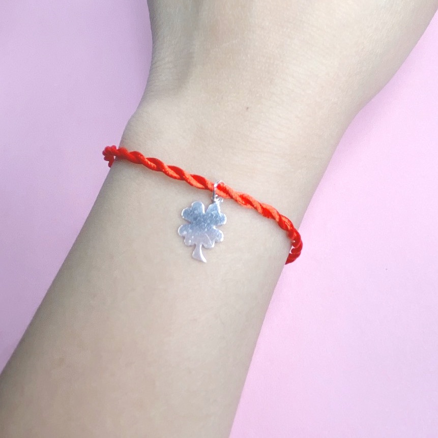 Vòng tay chỉ đỏ gắn cỏ 4 lá bạc ta đem lại may mắn