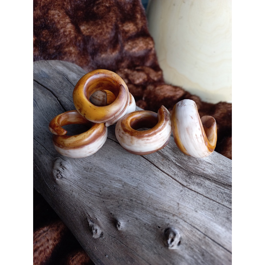 Nhẫn nanh heo nhân tạo độc lạ