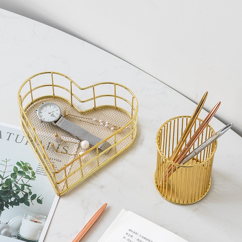 Rổ đựng đồ bằng sắt dạng hình trái tim dễ thương