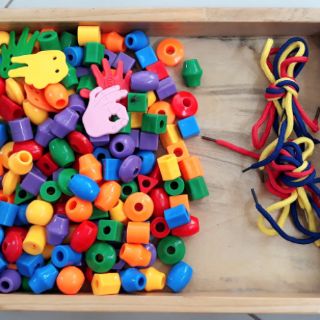 Xâu hạt theo Montessori