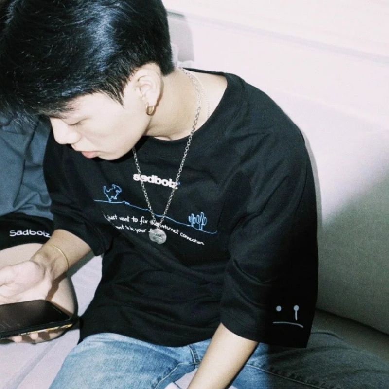 Áo thun nam nữ sad boiz SADDINO SEASON 2, Áo thun tay lỡ form rộng Sadboiz SADDINO SEASON 2 chất cotton thêu logo tay | BigBuy360 - bigbuy360.vn