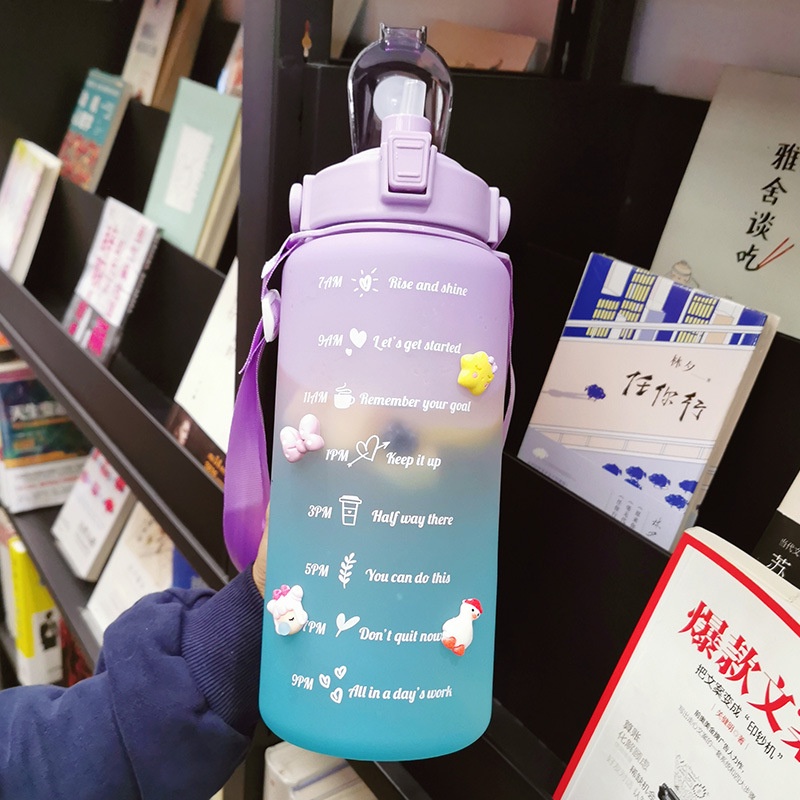Bình nước 2L có vạch báo giờ uống nước - Bình đựng nước màu gradient bắt mắt có ống hút và sticker (BN2L) bibi90