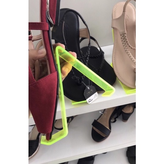 Gọng mica trưng bày giày dép mica rộng 3cm