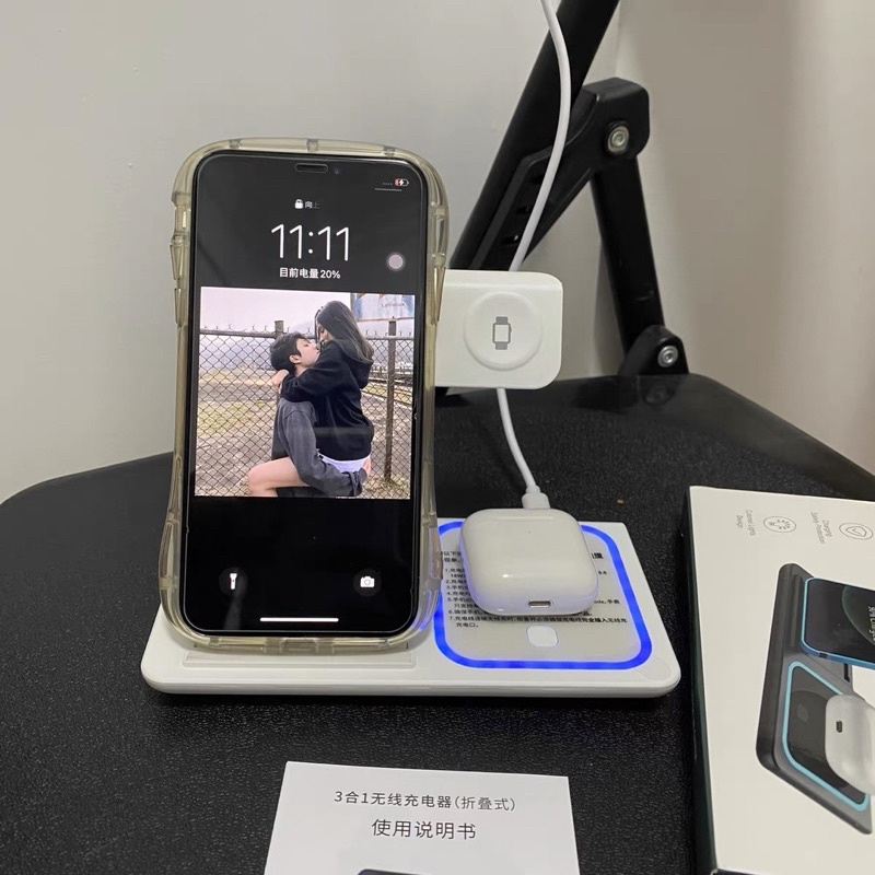 Đế Sạc Đa Năng Không Dây 4 Trong 1 Cho IPhone, Apple Watch, Ipod, Điện Thoại Dùng Android - Cáo Đeo Nơ