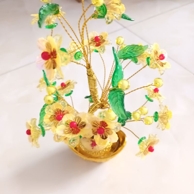 Cây cành vàng lá ngọc, cây hoa mai vàng tài lộc trưng bàn thờ ông địa Thần Tài kích hoạt may mắn tài lộc