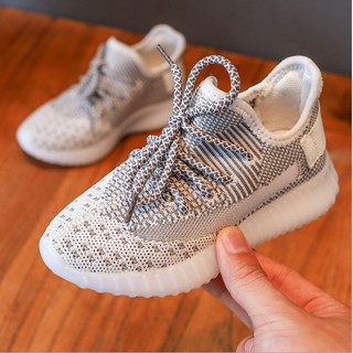 Giày thể thao Sneaker siêu nhẹ cho bé dáng Yeezy Boots kiểu dễ đi phù hợp đi quanh năm TC3 - Trắng Tía