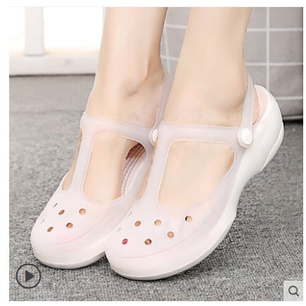 Giầy nhựa đi mưa phù hợp với nhiều phong cách