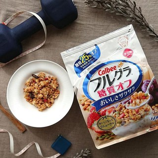 Ngũ cốc Date 02/2024 giảm đường 25% Calbee màu trắng vị quả óc chó hạnh nhân 600g