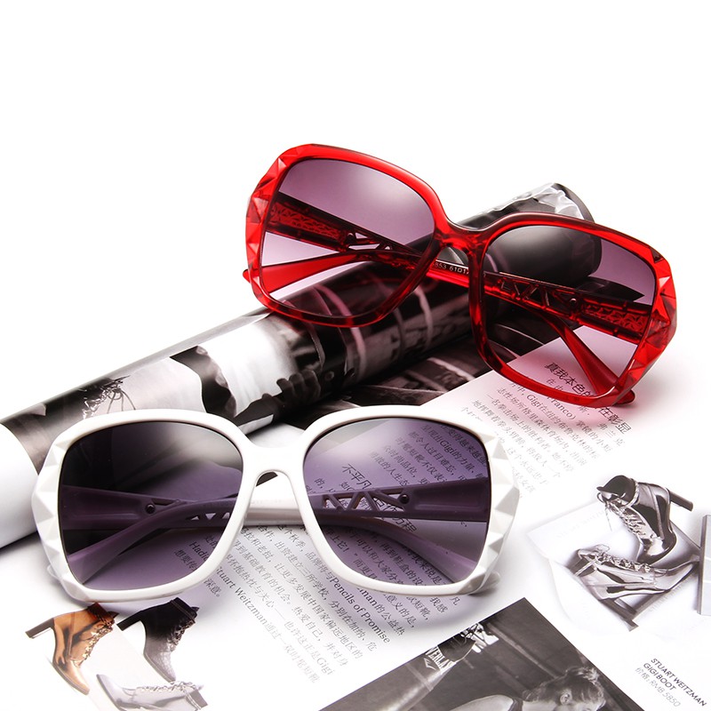 Kính râm gọng nhựa bản to thời trang dành cho bạn nữ