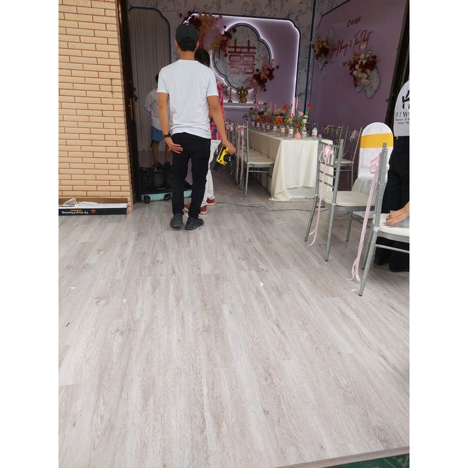 Sàn nhựa giả gỗ có keo sẵn 2mm bóc dán. Nhận thi công