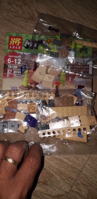Lắp ráp 1 hộp LegoMineCraft MyWord 79159 có nhiều chi tiết bằng nhựa ABS