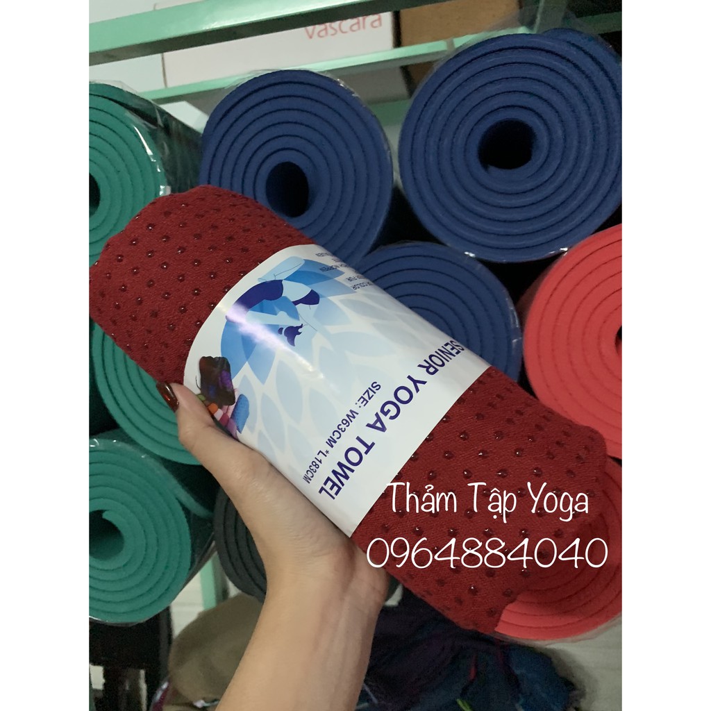 Khăn cotton trãi thảm tập yoga hạt mềm silicon bám thảm chống trơn trượt.