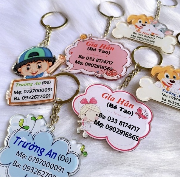 Móc khoá in bảng tên treo balo cho bé đi học