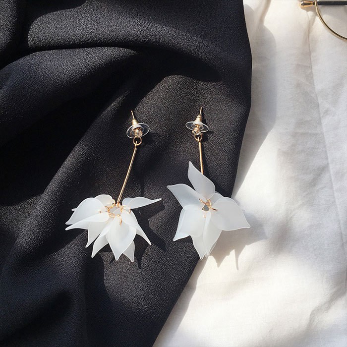 Khuyên tai hoa rũ dài thanh lịch ( màu trắng )