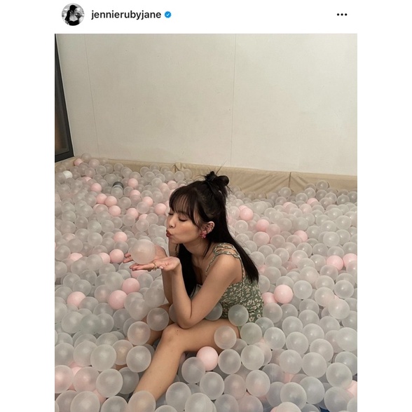 Váy hoa nhí xanh lá giống JENNIE BLACKPINK