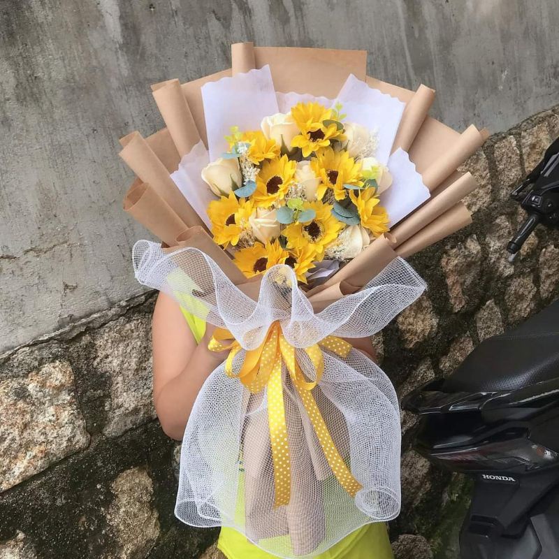 Bó 50 bông hồng mix Hướng Dương phom to