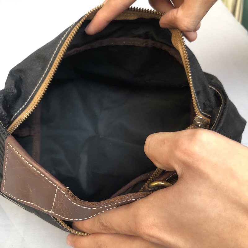 Túi chuẩn si. Túi qua sử dụng. Khách vui lòng xem hình nếu muốn biết thêm thông tin sản phẩm mời khách vô chat. Thanks .