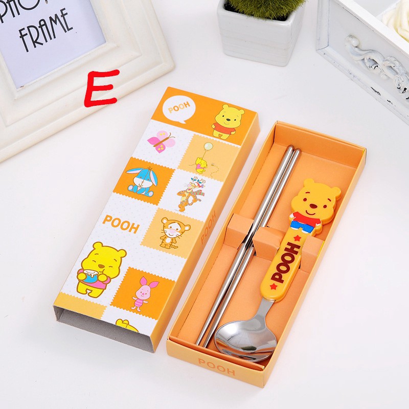 Bộ dụng cụ ăn gồm muỗng hình Hello Kitty / Doremon dễ thương tiện dụng cho bé