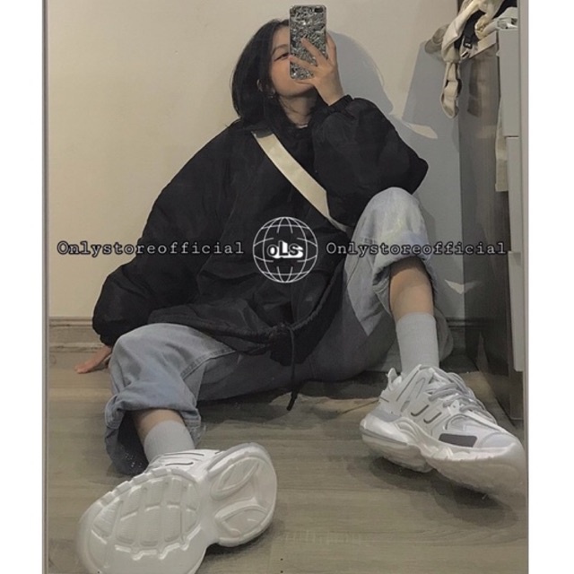 Áo phao đen oversize và quần jeans, nhận hàng có vấn đề liên hệ shop trước khi đánh giá