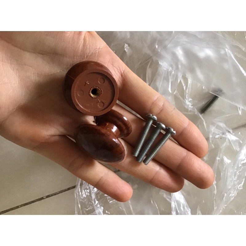 10 Núm tủ, núm kệ màu nâu giả vân gỗ kèm vít