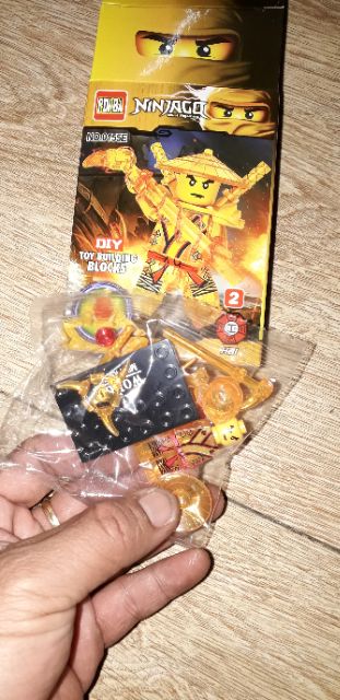 Lắp ráp 1 hộp LegoNinjago 0155E có nhiều chi tiết