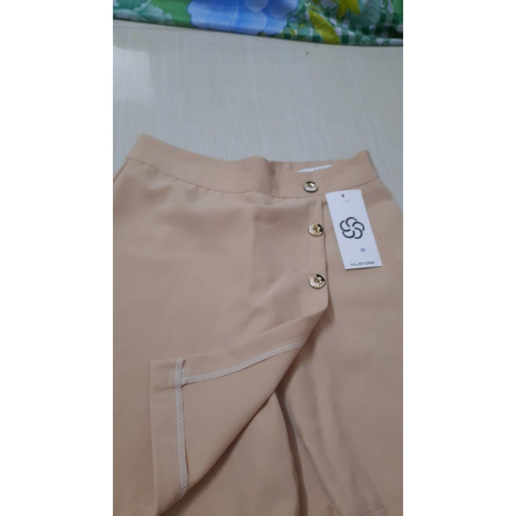 Quần giả váy dáng A ngắn cạp cao ba hàng cúc | BigBuy360 - bigbuy360.vn