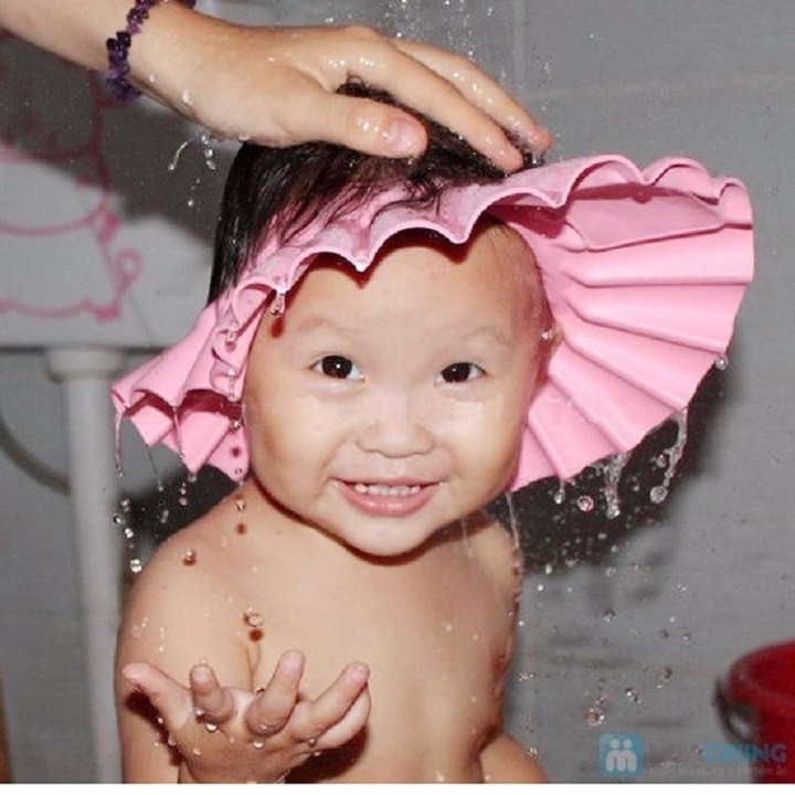 Mũ gội đầu cho bé có bịt tai ngăn nước vào mặt bé