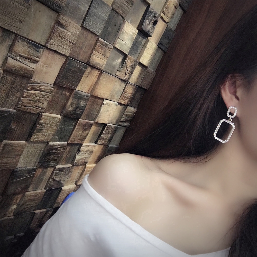 Hoa tai kiểu dáng retro không đối xứng phong cách thời trang cho nữ
