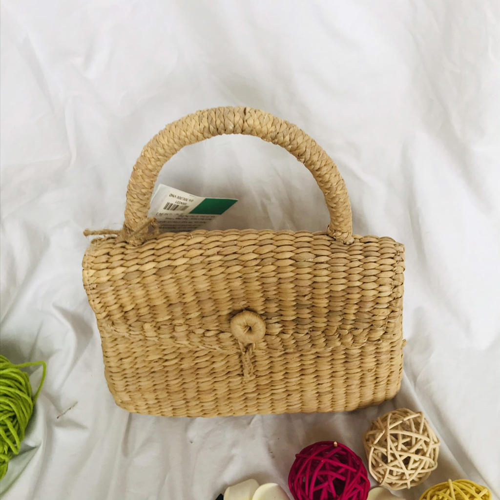 Túi Lục Bình Đan Xách Tay Sang Trọng,  Có Nắp Đậy Và Nút Gài Chắc Chắn Kích Thước 18*18*10* quai  cầm 8cm