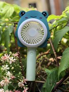 Quạt mini cầm tay 3 cấp độ gió và 1 kiểu đèn.