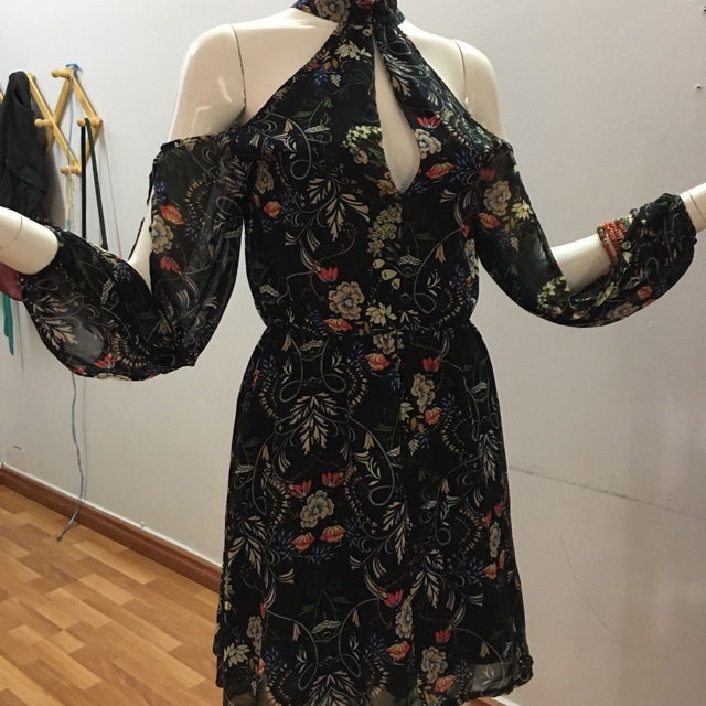 Đầm voan cổ yếm